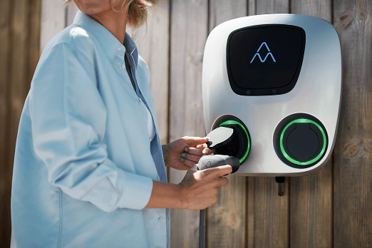 charge amps aura och kvinna med laddkabel